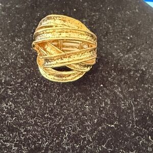 Elegant Gold-Tone Women's stretchable Ring. New never worn